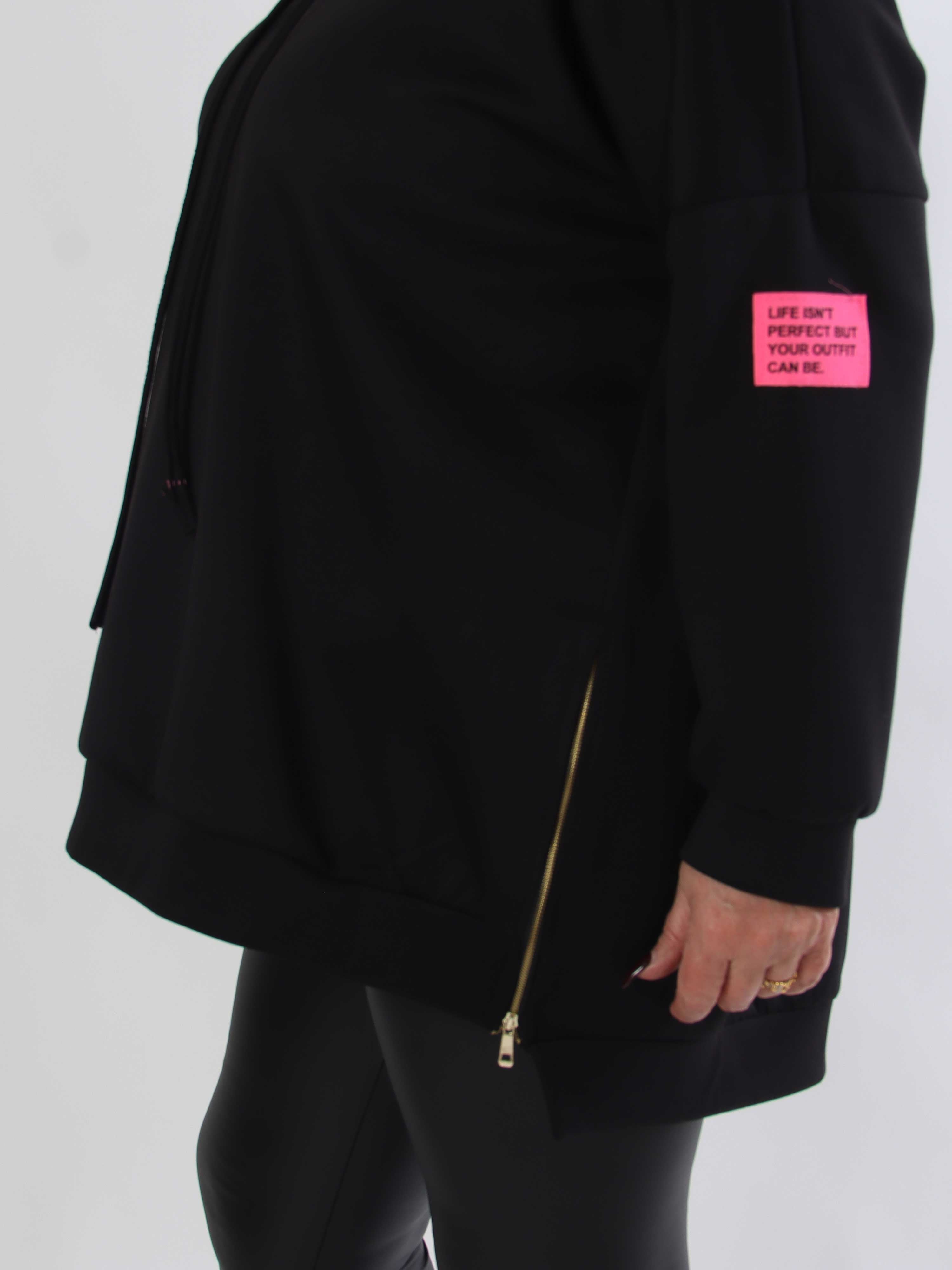 Victoria - Plus size hoodie med et pink mærke på ærmet